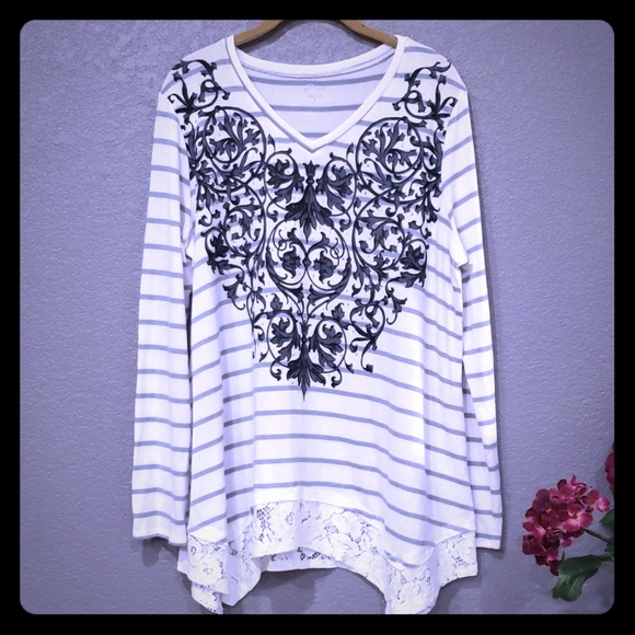 Vneck graphic knit lace trim top size Large - Picture 2 of 8